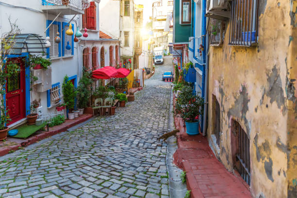 i̇stanbul'un eski dar caddesi, balat ilçesi, türkiye - balat stok fotoğraflar ve resimler