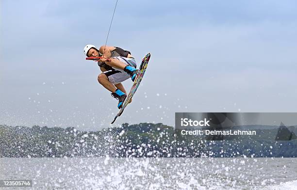 Wakeboarder ジャンプ高 - ウェイクボーディングのストックフォトや画像を多数ご用意 - ウェイクボーディング, ジャンプする, 離れ技