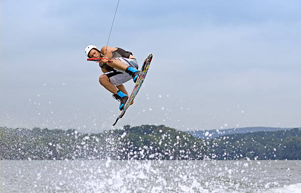 wakeboarder skoki wysoki - wakeboarding waterskiing water sport stunt zdjęcia i obrazy z banku zdjęć