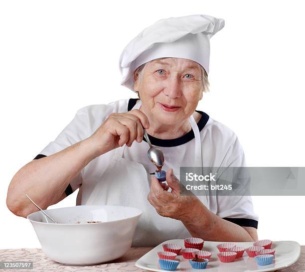 Foto de Sênior Mulher Cook e mais fotos de stock de Bolinho - Bolinho, Terceira idade, 70 anos