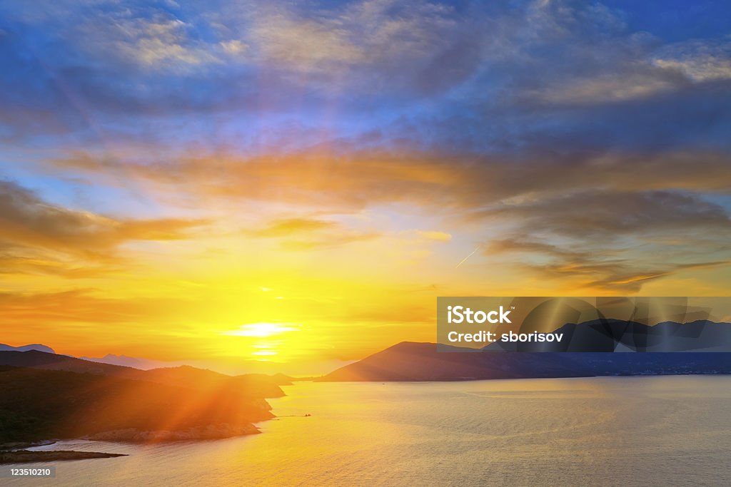 Pôr do sol sobre o mar Mediterrâneo - Foto de stock de Montanha royalty-free