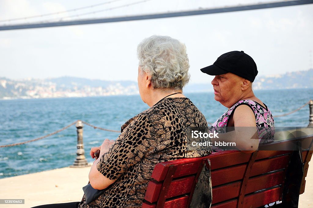 Femmes âgées assis sur Parc - Photo de Adulte libre de droits