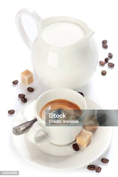 El Café Expreso Italiano Y La Leche Foto de stock y más banco de imágenes de Alimento - Alimento, Bebida, Blanco - Color