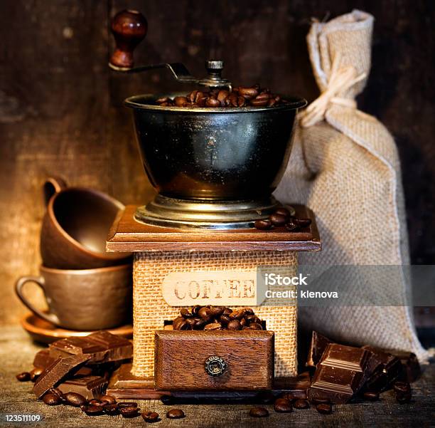 Stiill Vita Con Macinacaffè Antichi - Fotografie stock e altre immagini di Ambientazione tranquilla - Ambientazione tranquilla, Bibita, Caffeina