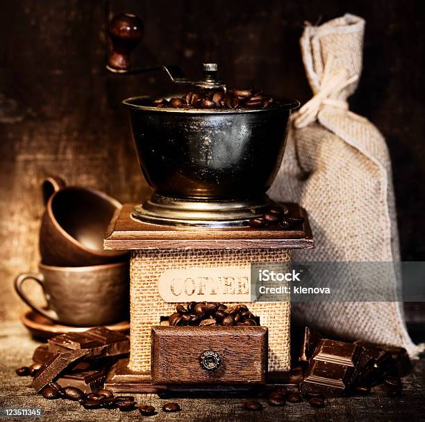 Photo libre de droit de Stiill Vie Avec Moulin À Café Antique banque d'images et plus d'images libres de droit de Aliment - Aliment, Boisson, Café - Boisson