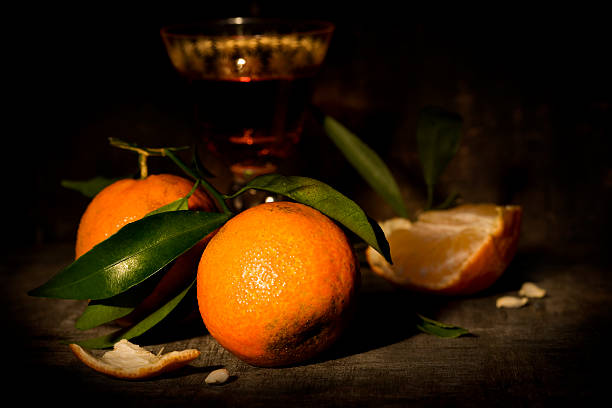 mandarins et spiritueux - orange fruit photos et images de collection