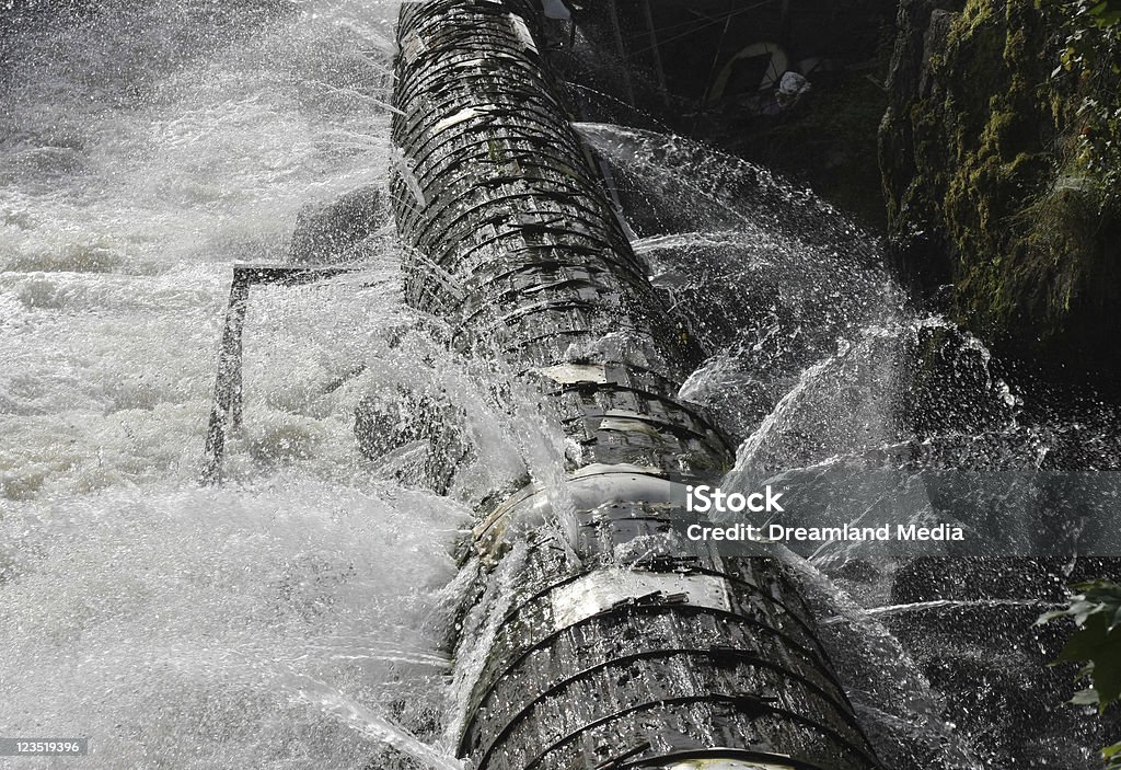 Vecchio rotto pipeline - Foto stock royalty-free di Energia idroelettrica