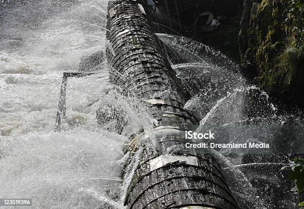 Velho Quebrado Pipeline - Fotografias de stock e mais imagens de Energia hidroelétrica - Energia hidroelétrica, Problema, Cano de água