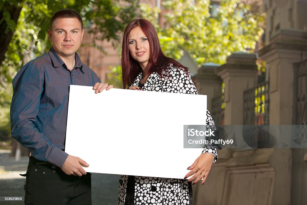 Casal Jovem com quadro em branco - Royalty-free Adulto Foto de stock