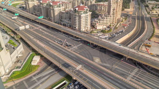 ドバイのダウンタウンの朝のタイムラプスの高速道路インターチェンジの空中写真 - crossing east driving transportation ストックフォトと画像