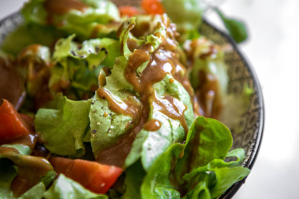 condimento per insalata 3 - plate salad leaf vinegar foto e immagini stock