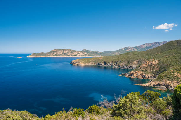 turquoise méditerranée sur la côte ouest rocheuse corse - balagne photos et images de collection