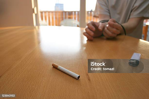 Addictions - Fotografias de stock e mais imagens de Acender - Acender, Adulto, Alcançar