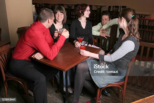 Foto de Apreciando A Noite e mais fotos de stock de Adulto - Adulto, Amizade, Bar