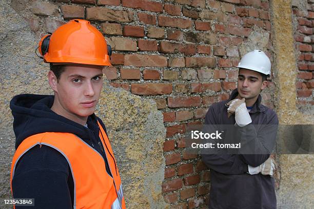 Trabalhadores - Fotografias de stock e mais imagens de Homens - Homens, Reparar, Tijolo - Material de Construção