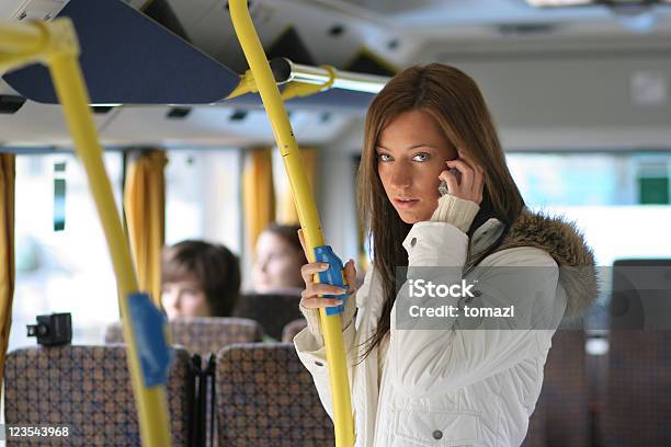 На Автобусе С Телефона — стоковые фотографии и другие картинки Автобус - Автобус, Людный, Беспроводная технология