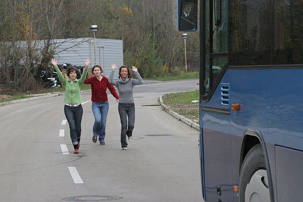 ловить на автобус - moving toward hailing human hand here стоковые фото и изображения