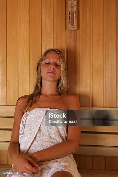 Ragazza In Sauna - Fotografie stock e altre immagini di Adulto - Adulto, Ambientazione interna, Asciugamano