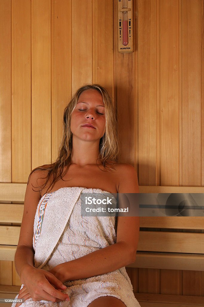 Dziewczyna w saunie - Zbiór zdjęć royalty-free (Biały)