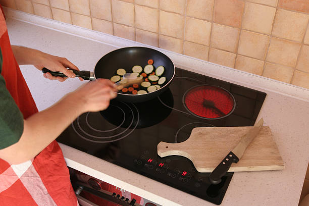 mischen und kochen essen - stove ceramic burner electricity stock-fotos und bilder