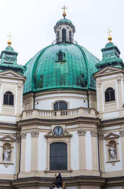 fasada peterkirche (kościół świętego piotra) na starym mieście, barokowy rzymskokatolicki kościół parafialny w wiedniu, austria - st peters basilica zdjęcia i obrazy z banku zdjęć
