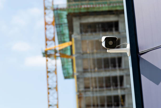 security camera on the wall of modern office building - filmando com guindaste imagens e fotografias de stock