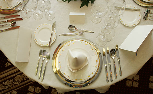 ラウンドテーブルセッティング - spoon fork table knife place setting ストックフォトと画像