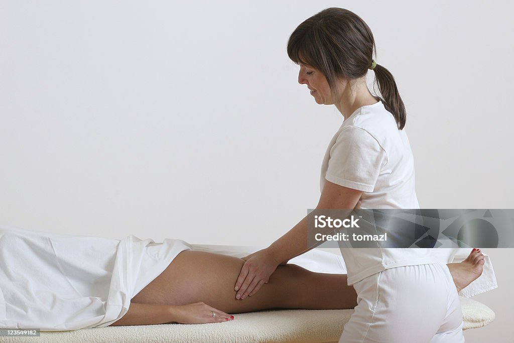 Gambe per massaggio - Foto stock royalty-free di Accogliente