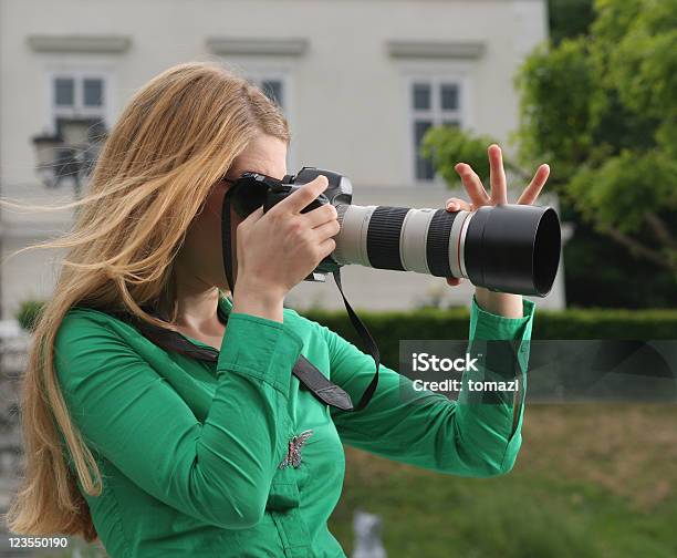 Grande - Fotografie stock e altre immagini di Donne - Donne, Guardare fuori dalla finestra, Lente - Bulbo oculare