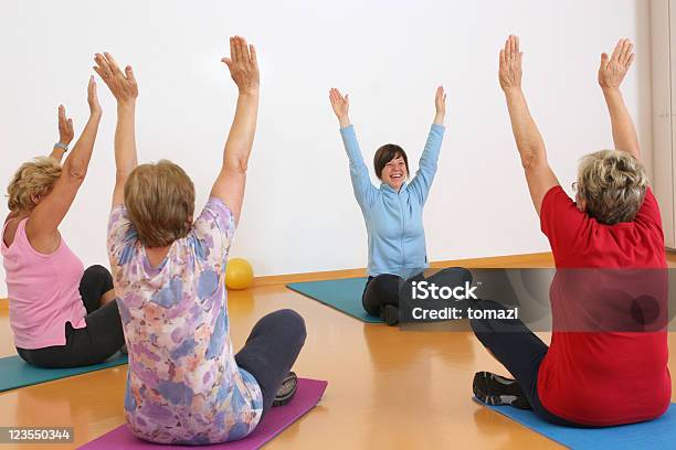 Photo libre de droit de Senior Personnes Dans La Salle De Sport banque d'images et plus d'images libres de droit de Activité - Activité, Adulte, Adulte d'âge mûr