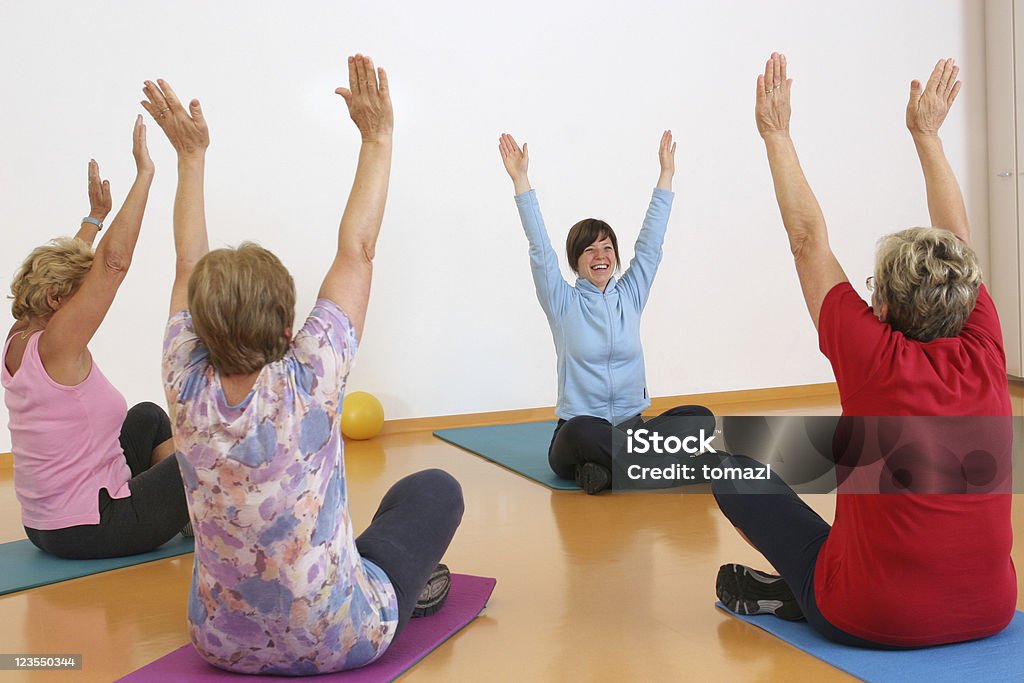 Sênior pessoas na sala de ginástica - Foto de stock de Academia de ginástica royalty-free