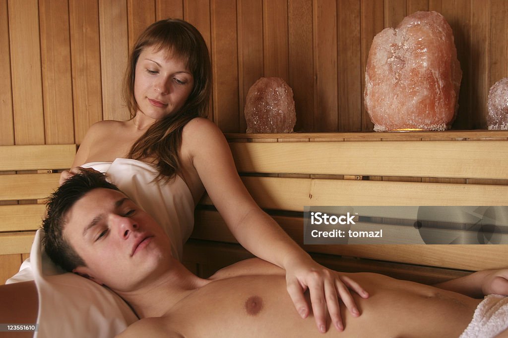 Casal na sauna - Foto de stock de Aconchegante royalty-free