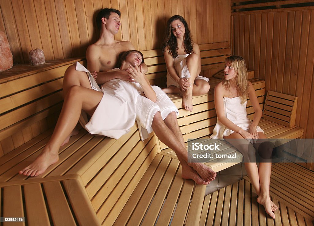 Gruppe von jungen Menschen in der sauna - Lizenzfrei Sauna Stock-Foto