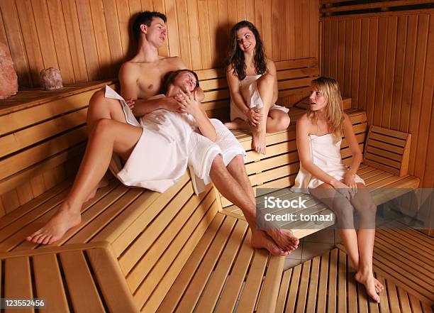 Photo libre de droit de Groupe De Jeunes Gens Sauna banque d'images et plus d'images libres de droit de Sauna - Sauna, Personne humaine, Adulte