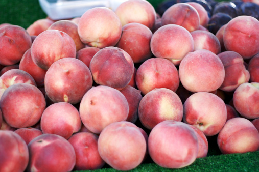 Organic white peaches at farmers market