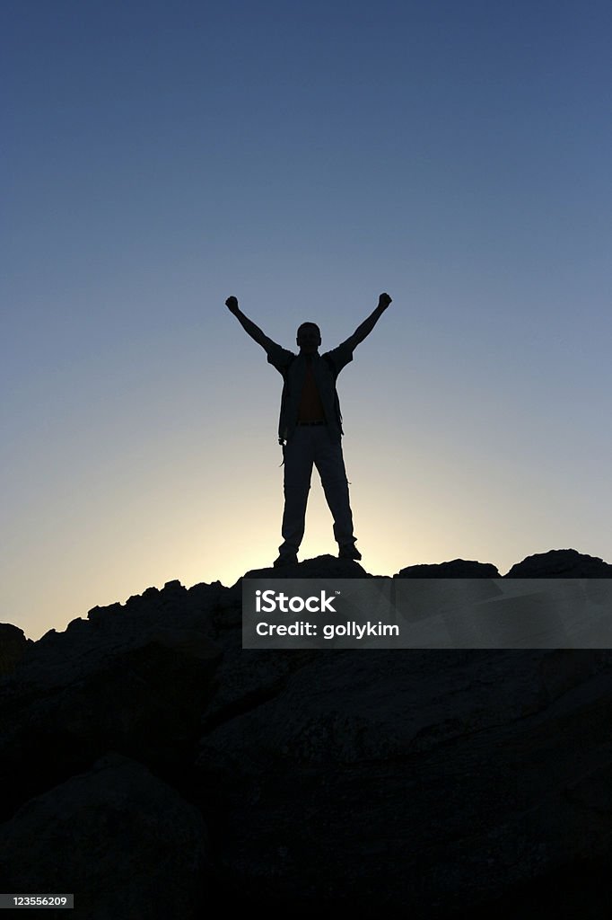 남자 실루엣 입석 위에 산 - 로열티 프리 개념 스톡 사진