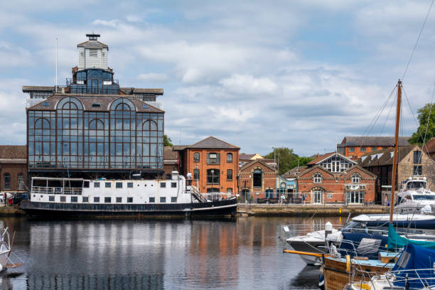 barcos atracados em neptune marina, ipswich - floating restaurant - fotografias e filmes do acervo