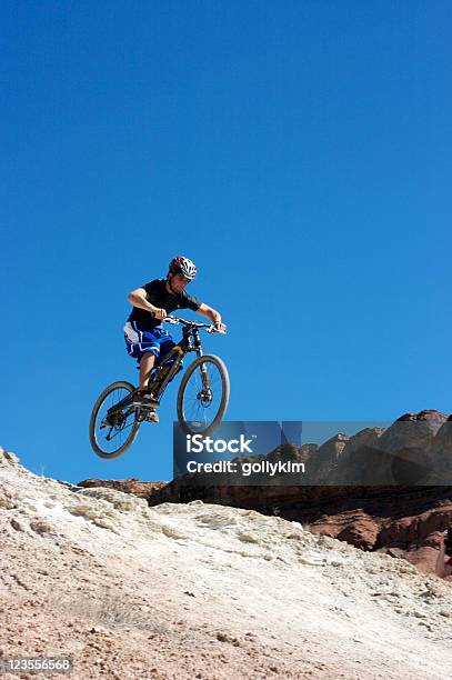 Foto de Mountain Biking e mais fotos de stock de Mountain Bike - Ciclismo - Mountain Bike - Ciclismo, Pular, Adolescente