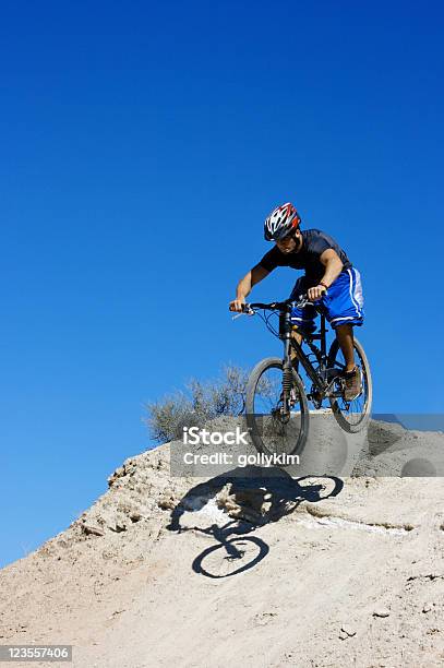 Andar De Bicicleta De Montanha - Fotografias de stock e mais imagens de 20-29 Anos - 20-29 Anos, Adolescente, Adulto
