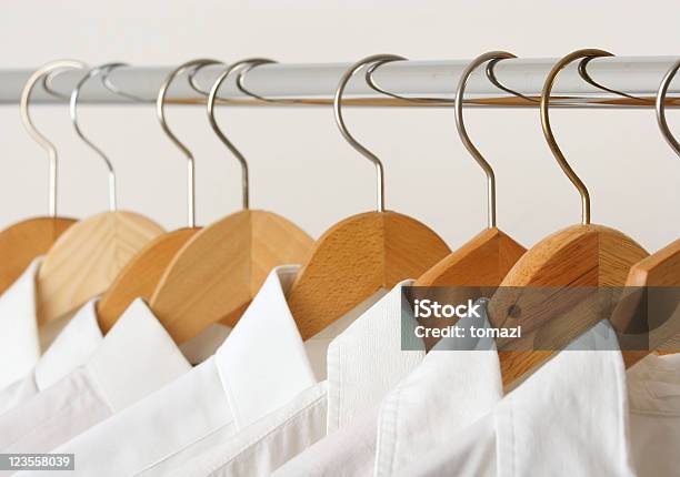 Группа Рубашки — стоковые фотографии и другие картинки Вешалка-плечики - Вешалка-плечики, Платяной шкаф, Белый