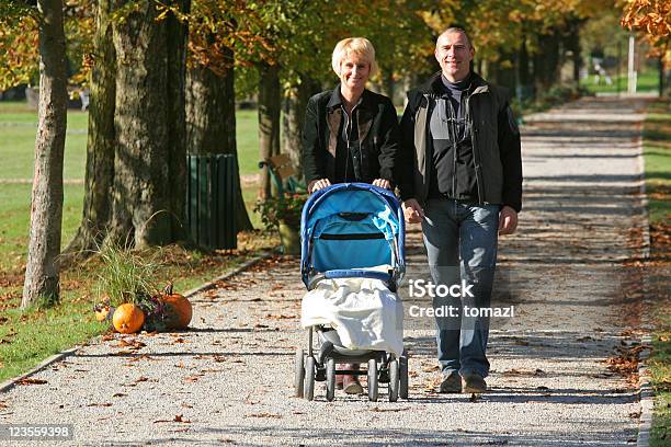 Abuelos A El Bebé Foto de stock y más banco de imágenes de Abuelo - Abuelo, Bosque, 50-59 años