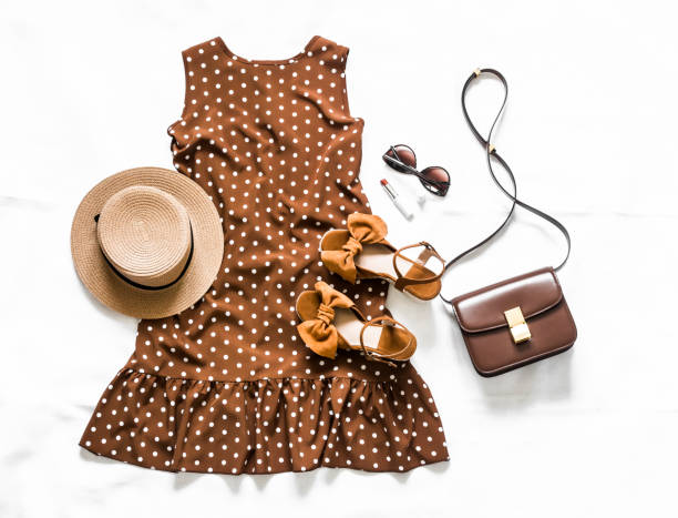 summer brown polka dot sleeveless dress, suede sandals, leather crossbody bag, sunglasses and hat on a light background, top view - shoe women retro revival fashion imagens e fotografias de stock