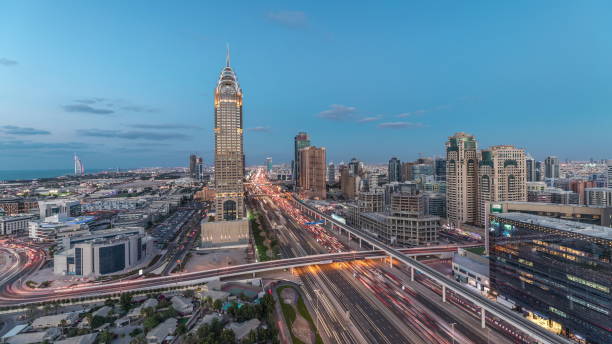 skyline ville internet avec la traversée sheikh zayed road aérienne jour à nuit timelapse - night cityscape dubai long exposure photos et images de collection