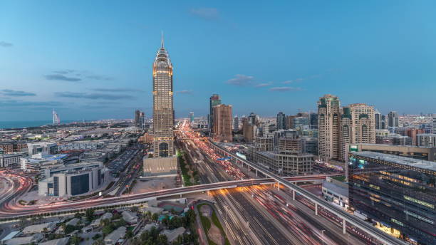 skyline internet city con attraversamento sheikh zayed road aereo giorno a notte timelapse - night cityscape dubai long exposure foto e immagini stock