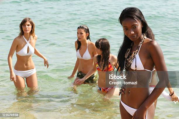 Gruppo Di Ragazze Bagno - Fotografie stock e altre immagini di Acqua - Acqua, Adolescente, Adulto