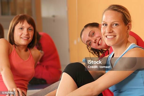 Mujer Descansando Después De Excersising Foto de stock y más banco de imágenes de Actividades recreativas - Actividades recreativas, Actividades y técnicas de relajación, Adulto