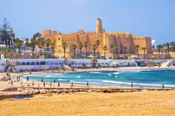 里巴特的景色,地中海在莫納斯蒂爾,突尼西亞 - tunisia 個照片及圖片檔