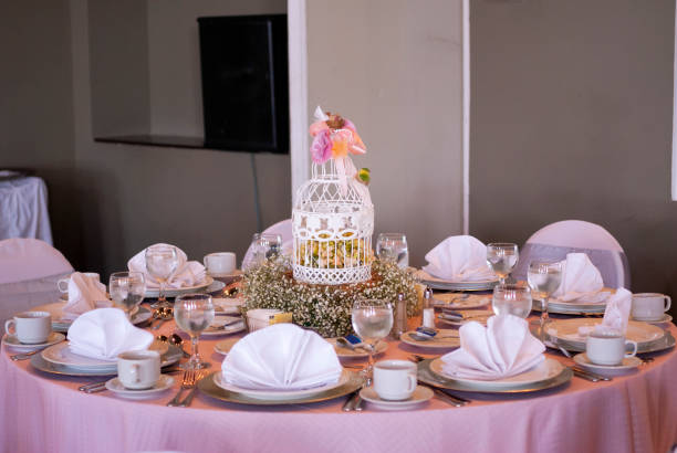 mesa servida en hotel de la ciudad, celebración de cumpleaños, pastelería y decoración temática, interior con mesas y mantel. - pastel de primera comunión fotografías e imágenes de stock