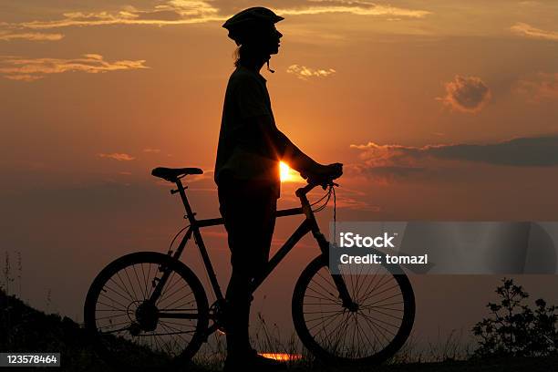 Motociclista En Puesta De Sol Foto de stock y más banco de imágenes de Accesorio de cabeza - Accesorio de cabeza, Actividad de fin de semana, Actividades recreativas