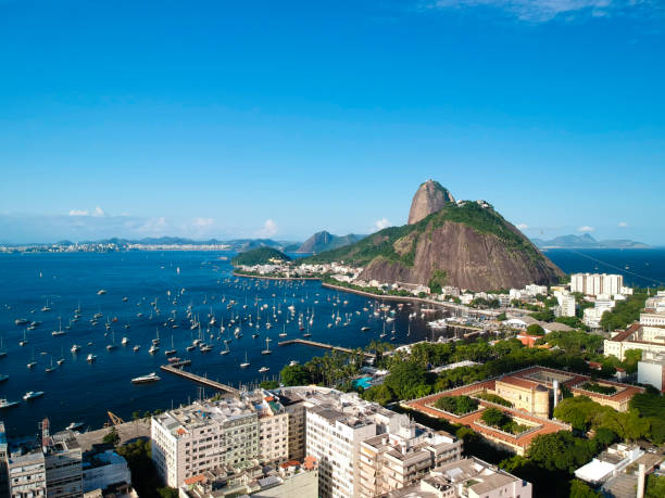 vue aérienne de botafogo cove, morro da urca et sugar loaf, lieux célèbres à rio de janeiro - rio de janeiro brazil sugarloaf mountain marina photos et images de collection